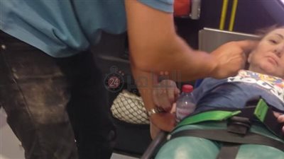 أول صورة لمصابة بعد استخراجها من أسفل الأنقاض بعقار أرض الجولف المنهار | صور 