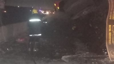 انقلاب مقطورة من عربية نقل محملة بالزلط بالطريق الأوسطي| صور 