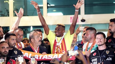 أوسيمين يصل إلى تركيا تمهيدًا لانضمامه إلى صفوف جالطة سراي | صور 