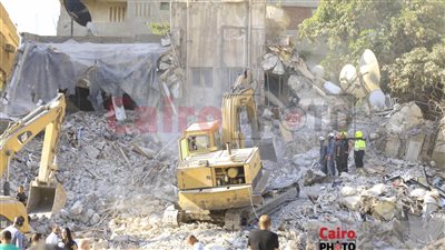 بمعدات ثقيلة وأجهزة استشعار.. استمرار البحث عن ضحايا عقار أرض الجولف المنهار 