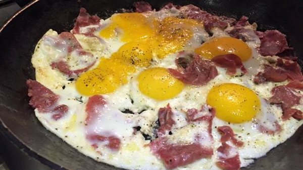 طريقة عمل البيض بالبسطرمة