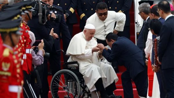 بابا الفاتيكان يصل