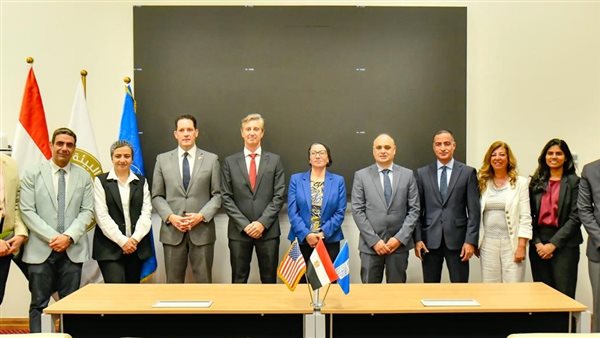 جانب من التوقيع 