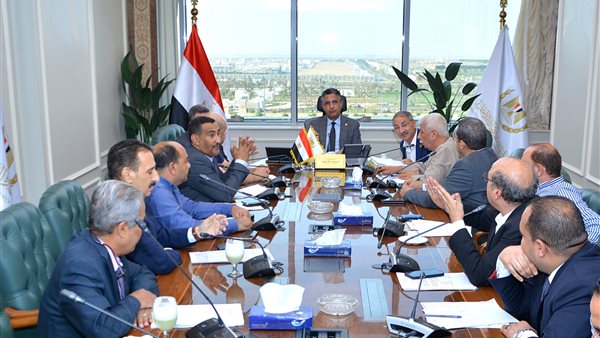 وزير التموين مع عدد