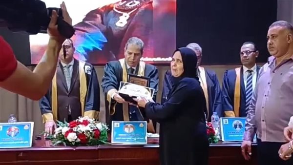 الأم خلال تسلمها