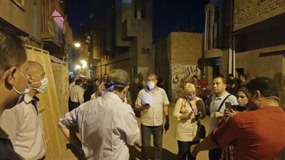 جهود مكثفة لإنقاذ أم وأطفالها الثلاثة وشقيق زوجها أسفل أنقاض عقار المحلة المنهار (صور)