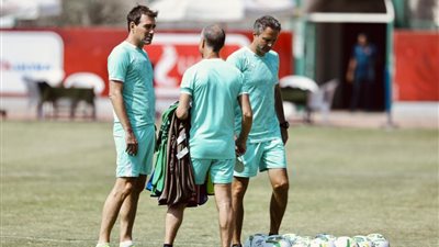 اشتعال المنافسة في خط وسط الأهلي قبل عودة الدوري
