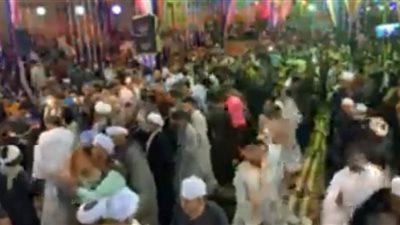 ذكر وأحضان وتزاحم شديد.. “التهامي” يحيى حفلاً في الصعيد دون اتخاذ الإجراءات الاحترازية (صور)