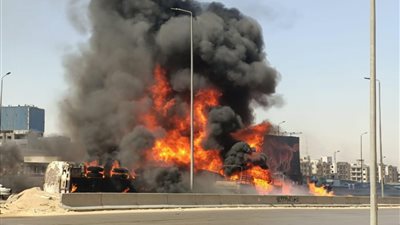 المرور: غلق الطريق الرئيسي في اتجاه المعادي بعد انفجار سيارة (صور وفيديو)