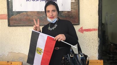 بعَلم مصر.. زوجة أول شهيد في أحداث “فض رابعة”  تُدلي بصوتها بانتخابات الشيوخ بالشرقية (صور)