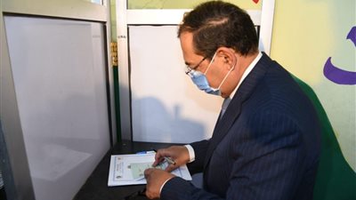 وزير البترول عقب الإدلاء بصوته: مصر تستكمل بناء مؤسساتها السياسية والدستورية