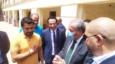 وزير التموين يمازح أحمد حسن في انتخابات الشيوخ: “تيجي نقسم ونعمل فرقة” (فيديو)