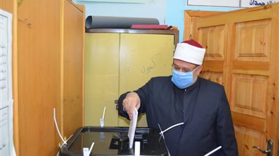 وزير الأوقاف بعد الإدلاء بصوته: يجب المسارعة في المشاركة ولا عزاء لقوى الشر (صور)