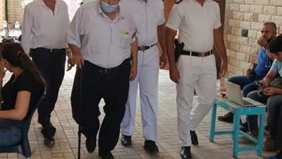 من البيت إلى اللجنة.. أمن القاهرة يرافق مسنًا رغب في الاقتراع بانتخابات الشيوخ (صور)