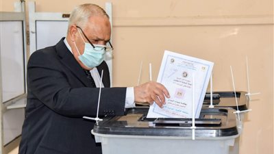 رئيس “العربية للتصنيع” يدلي بصوته في انتخابات الشيوخ (صور)