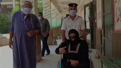 على كرسي متحرك.. مسنة تشارك فى الاقتراع بانتخابات الشيوخ (فيديو)