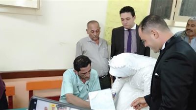 عروسان في اللجنة.. سيد وناهد بانتخابات الشيوخ قبل الدُّخلة بـ”كوم السعادة” بسوهاج (صور)