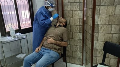 مسحات وفحص كورونا لـ 536 مواطنًا من المسافرين للخارج في الشرقية (صور)