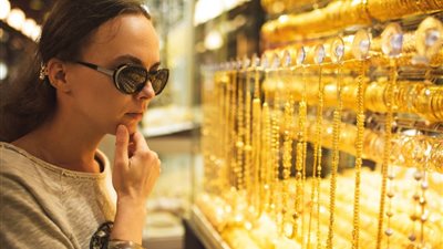 أسعار الذهب تتراجع هامشيا في مصر وعيار 24 يسجل 983 جنهيا