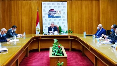 وزير قطاع الأعمال يناقش تطبيق النظام الجديد لتداول القطن في 4 محافظات