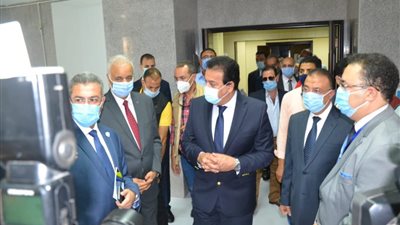 وزير التعليم العالي يفتتح المركز الجامعي للتطوير المهني والوظيفي بكلية التربية (صور)