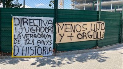 جماهير برشلونة تهاجم لاعبي الفريق بسبب مباراة بايرن ميونخ: ارحلوا يا مرتزقة (صور)