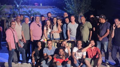 فريق عمل مسلسل بأثر رجعي يحتفل بعيد ميلاد هاجر الشرنوبي في مكان التصوير