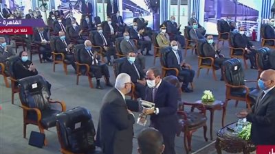 السيسي يهدي درع وزارة النقل للمستشار عدلي منصور (صور)