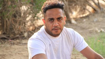 أوس أوس عن تخطي أحزانه وعودته للمسرح: “ربنا دايمًا بيبتلي المؤمن” (فيديو)