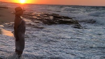 بالبكيني.. ليلى علوي تخطف أنظار الجمهور من عطلتها الصيفية (صور)