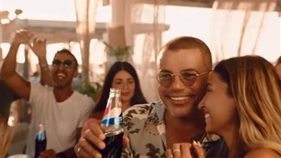 دينا الشربيني وعمرو منسي.. مشاهير في “أماكن السهر” للهضبة (فيديو)