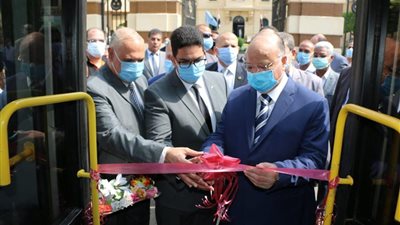 محافظ القاهرة يشهد احتفالية تسلم وتشغيل 20 أتوبيسًا مكيفًا تعمل بالغاز الطبيعي (صور)