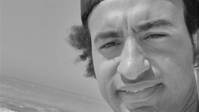 علي ربيع يروج لأغنية جديدة من مسرحية “صباحية مباركة” (فيديو)