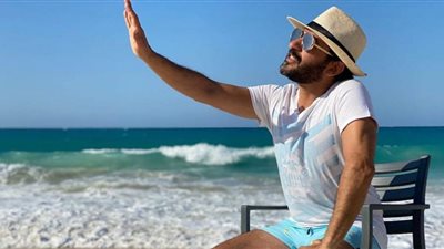 أحمد حلمي يمازح الجمهور خلال قضائه العطلة الصيفية (صورة)