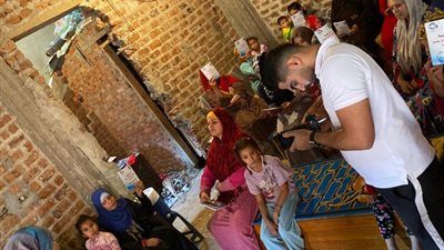 ما ينفع الناس.. صيدلانية تعمل على محو أمية السيدات والفتيات بأسيوط (صور وفيديو)