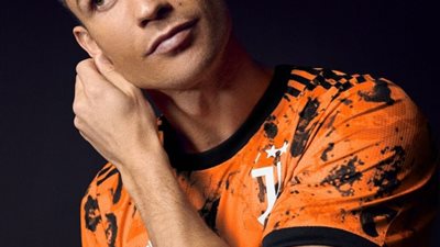 يوفنتوس يكشف ألوان قميصه الثالث قبل انطلاق الدوري الإيطالي (صور وفيديو)