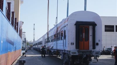 وزير النقل يتابع تسلّم 13 عربة جديدة للركاب بميناء الإسكندرية (صورة)