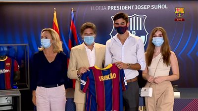 بحضور بارتوميو.. ترينكاو يوقع عقود انتقاله إلى صفوف برشلونة (صور وفيديو)