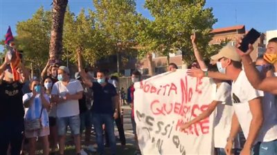 جماهير برشلونة تتظاهر من جديد أمام “كامب نو” بسبب ميسي: بارتوميو لا نحبك (صور)