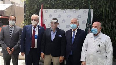 سفير مصر بلبنان يزور مستشفى مصابي انفجار بيروت ويقدم طنين مساعدات طبية (صور)