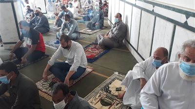 مشاهد من أول صلاة جمعة بعد التوقف بالإسماعيلية (صور)