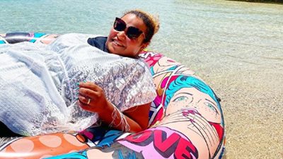 ويزو تسخر من وزنها: “يا بحر أنت الوحيد اللي شلتني” (صورة)