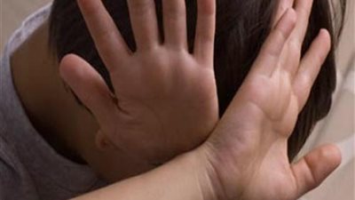 ضبط عاطل بتهمة محاولة الاعتداء جنسيًا على طفل وشقيقته في المحلة