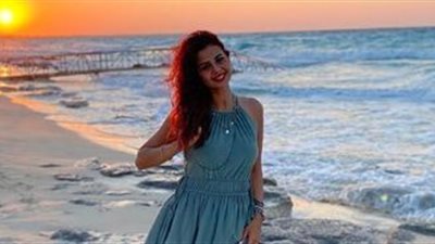 بعنوان “حر نفسك”.. منة عرفة تخضع لجلسة تصوير أمام البحر (صور)