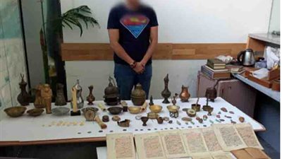 سقوط بائع التاريخ في قبضة الأمن بمطار برج العرب (صور)