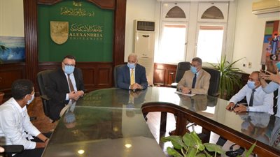 رئيس جامعة الإسكندرية يستقبل الطالب إبراهيم عبد الناصر “بائع الفريسكا”