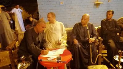 برلماني بقنا يعقد صلح بين عائلتين بجلسة شيشة في دشنا