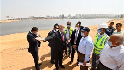وزير الإسكان يتفقد تنفيذ مشروعي “بحيرة عين الصيرة” و”سور مجرى العيون”