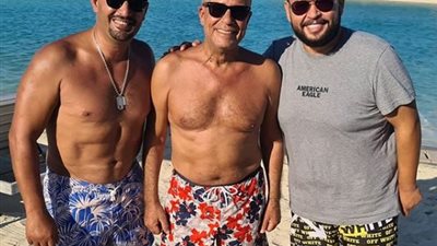 “مايوه من محطة الرمل” يتسبب في تعنيف شريف منير لأحد متابعيه على انستجرام (صورة)