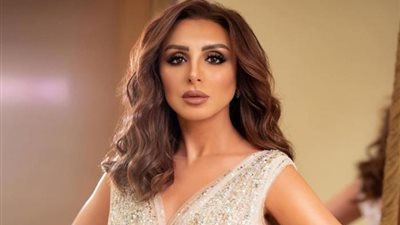 أنغام تحسد ماكرون على زيارة فيروز: “يا بخته شافها عن قريب ولمسها” (صورة)